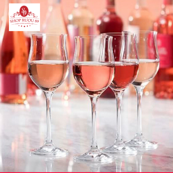 Cách làm rượu vang hồng để tạo màu hồng đặc trưng. 